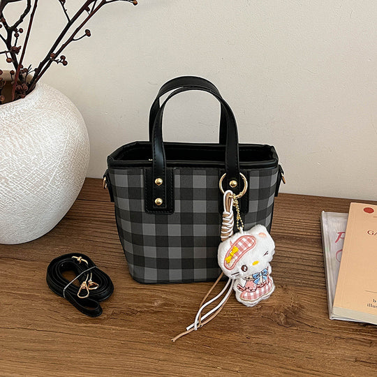 Damen Mini-Handtasche mit kariertem Design und verspieltem Anhänger Nord Taschen