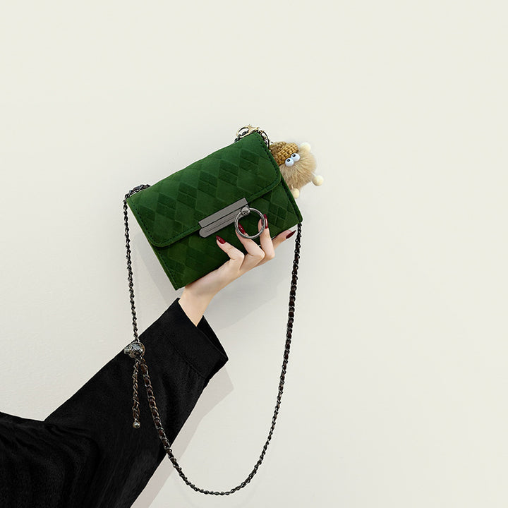 Damen Clutch-Tasche mit geprägtem Design und verspieltem Anhänger Nord Taschen