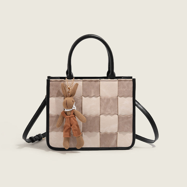 Damen Umhängetasche mit kreativem Patchwork-Design und verspieltem Anhänger Nord Taschen