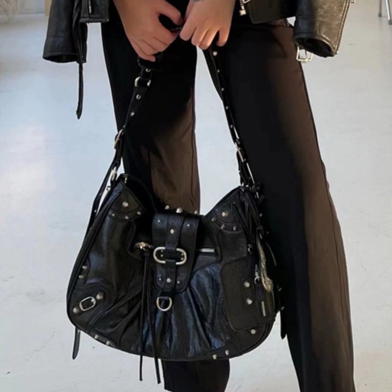 Damen Hobo-Tasche mit dekorativen Nieten und bequemen Trageoptionen Nord Taschen