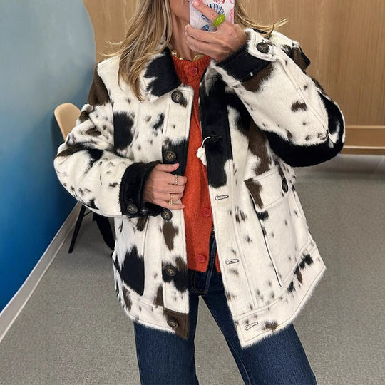 Damen kurze Kunstpelzjacke im Fleckenmuster mit Reverskragen, Holzknöpfen & aufgesetzten Taschen Nord Taschen