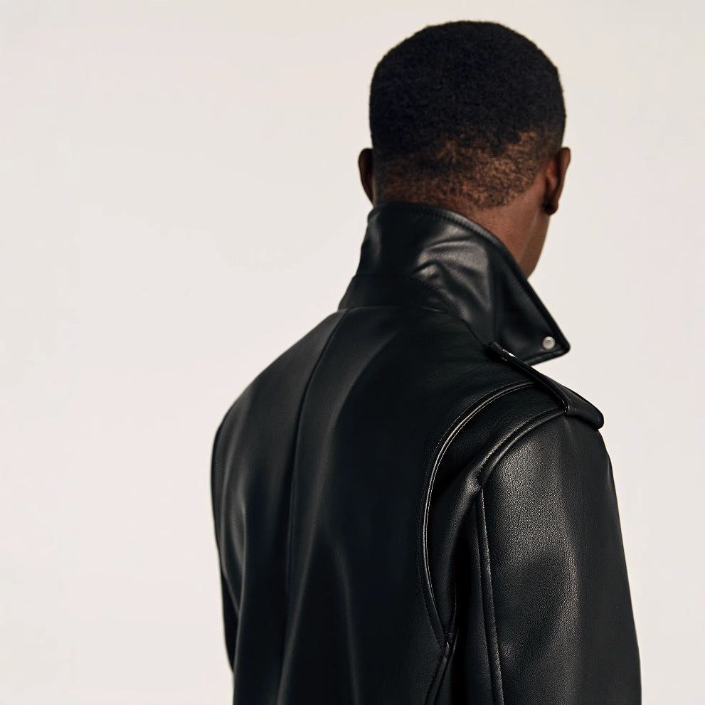 Herren Bikerjacke im Rider‑Stil aus veganer Lederoptik mit asymmetrischem Reißverschluss und Taillengürtel Nord Taschen