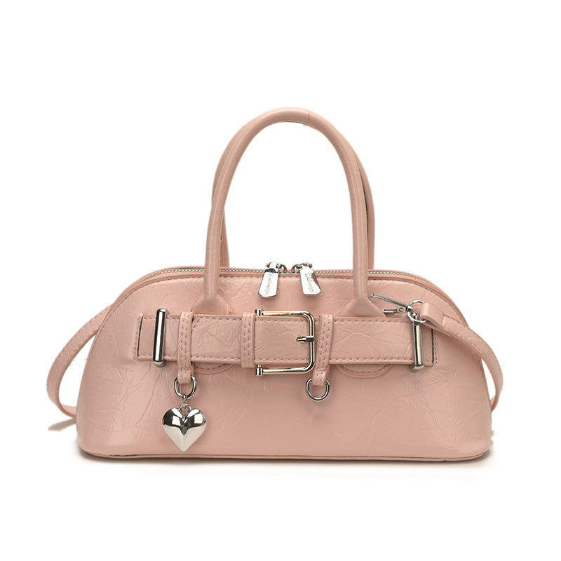 Damen-Handtasche mit schickem Metallic-Lackfinish und dekorativem Herzanhänger Nord Taschen
