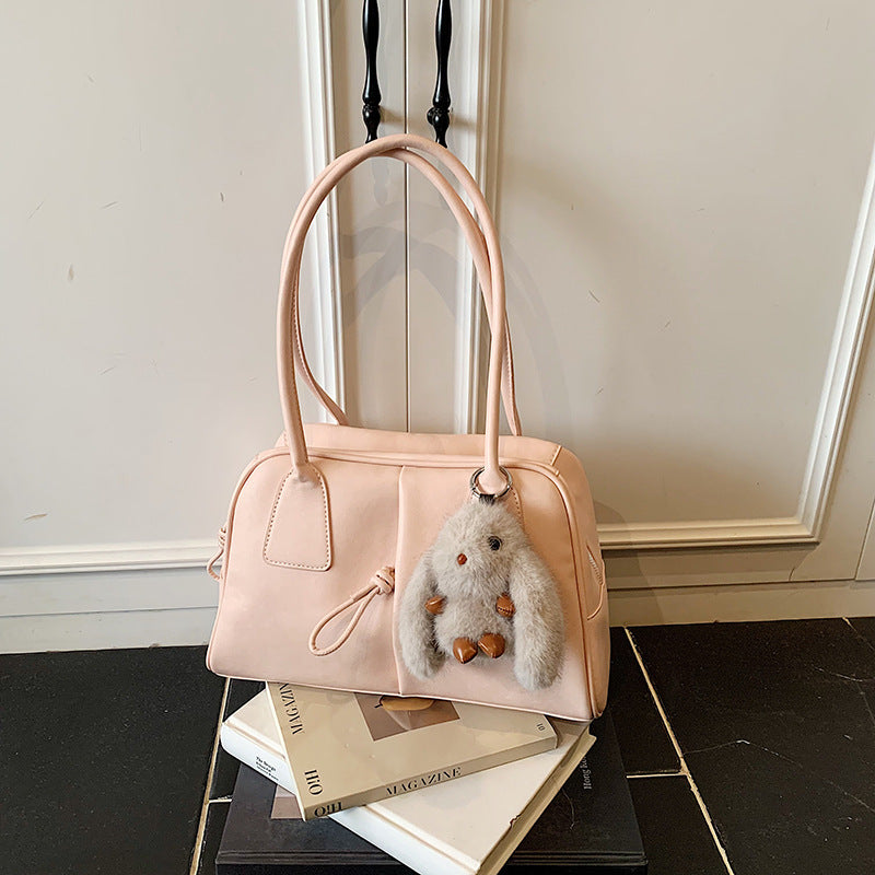 Damen Handtasche mit verspieltem Plüschelement und elegantem Design Nord Taschen