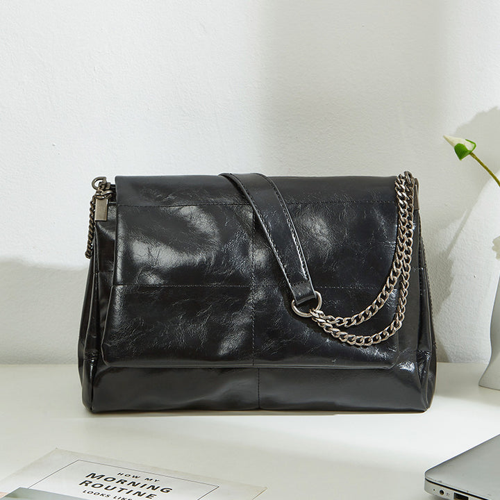 Damen Schultertasche mit eleganter Kettenverzierung und weicher Lederoberfläche Nord Taschen