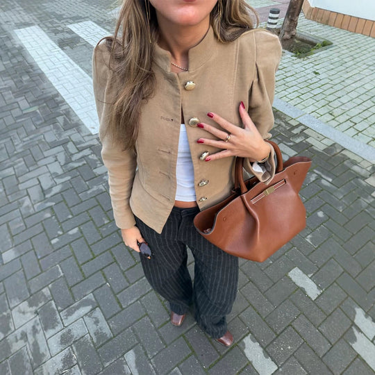Damen Taillierter Wildlederoptik-Blazer mit Stehkragen und goldenen Zierknöpfen Nord Taschen