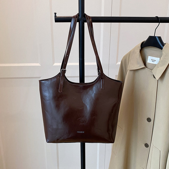 Damen elegante Tote-Handtasche aus hochwertigem Kunstleder mit verspieltem Anhänger Nord Taschen