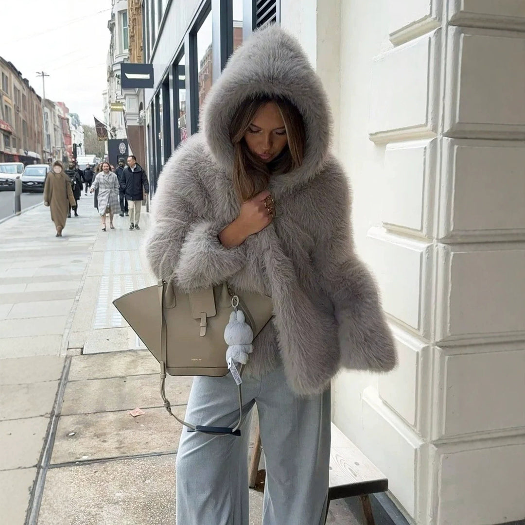Damen Kurzblouson aus langfaserigem Shaggy‑Faux‑Fur mit hohem Schalkragen und klarer Boxy‑Silhouette Nord Taschen