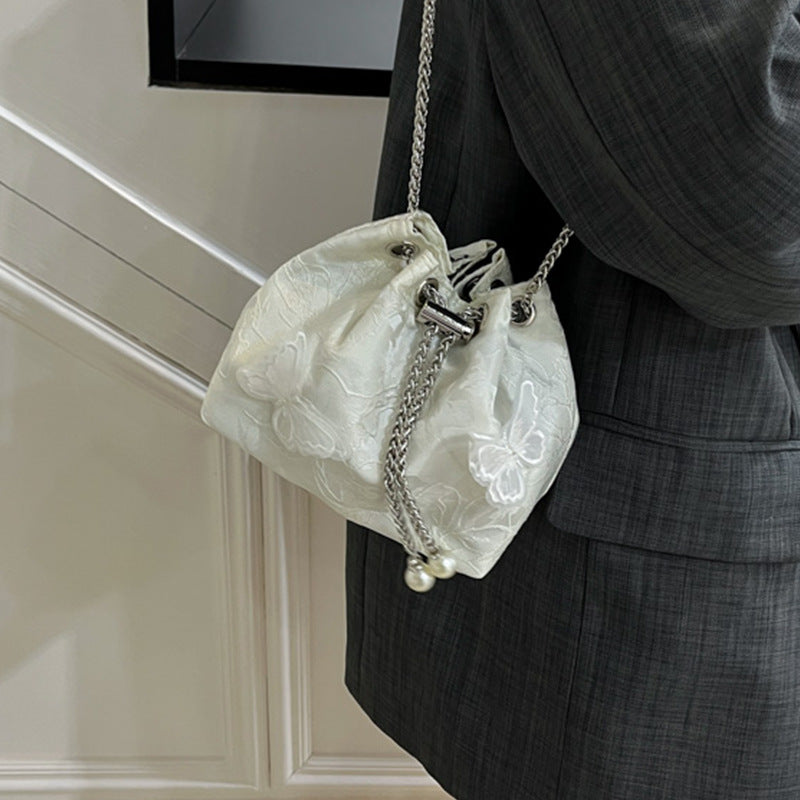 Damen Beuteltasche mit verspieltem Schmetterlingsdesign und eleganten Kettenakzenten Nord Taschen