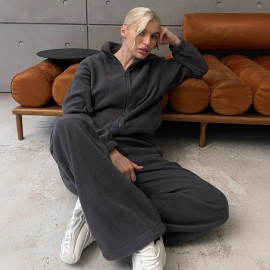 Damen ultrasoftes Microfleece-Set mit kurzer Stehkragen-Zipjacke und weitem High‑Waist Loungehose Nord Taschen