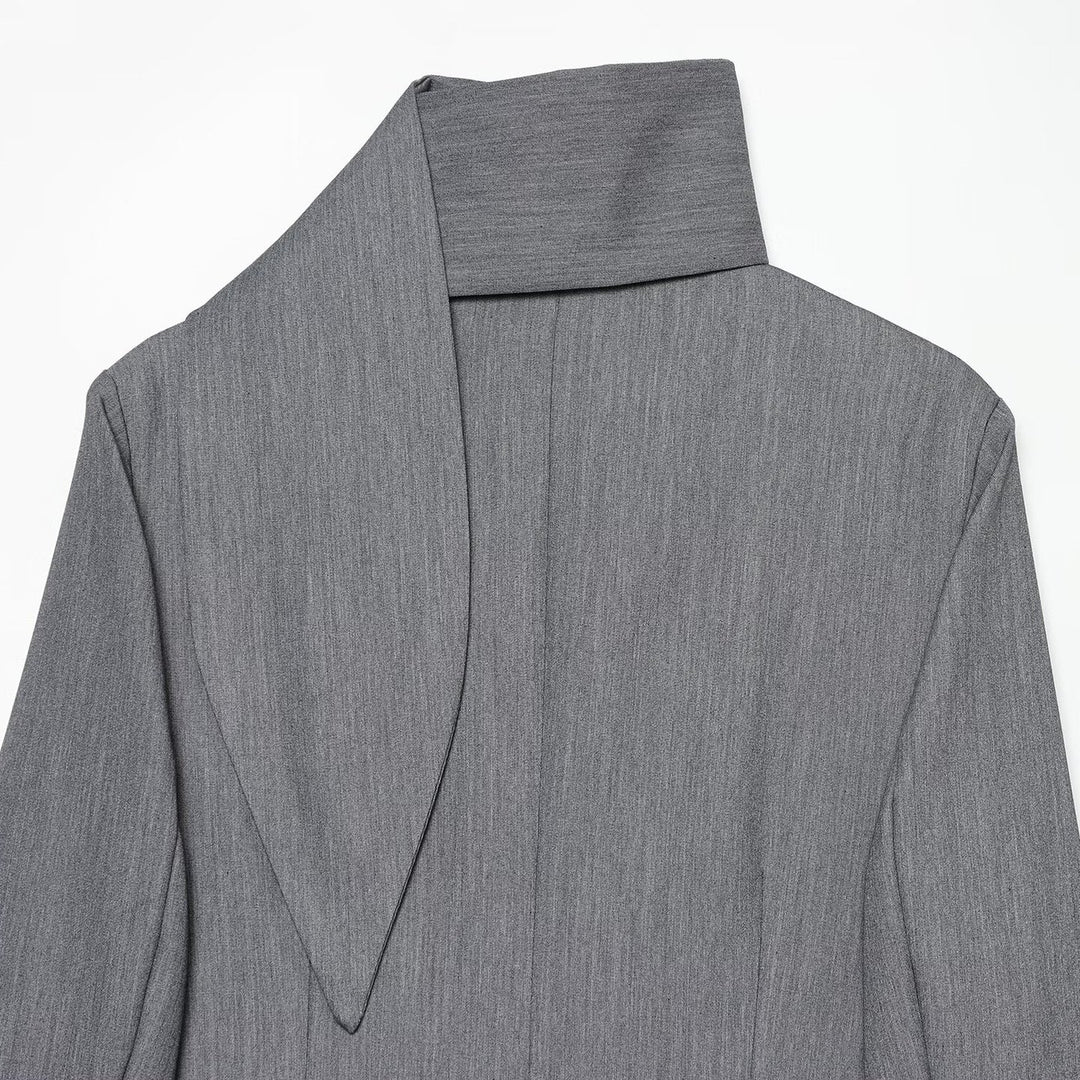 Damen Eleganter Longline-Blazer mit hohem Funnelkragen und überziehbaren Stoffknöpfen Nord Taschen