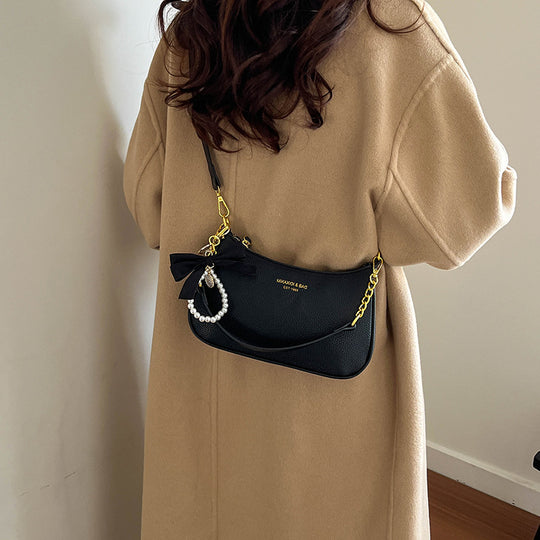 Damen Hobo-Umhängetasche mit verspieltem Anhänger und eleganter Struktur Nord Taschen