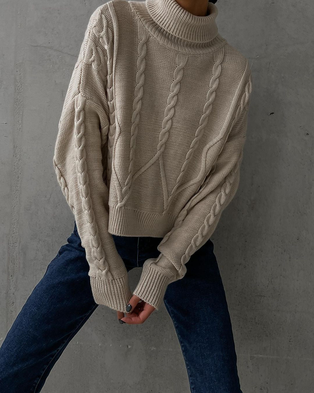 Damen Grobstrick-Rollkragenpullover mit Zopfstrick-Details Nord Taschen