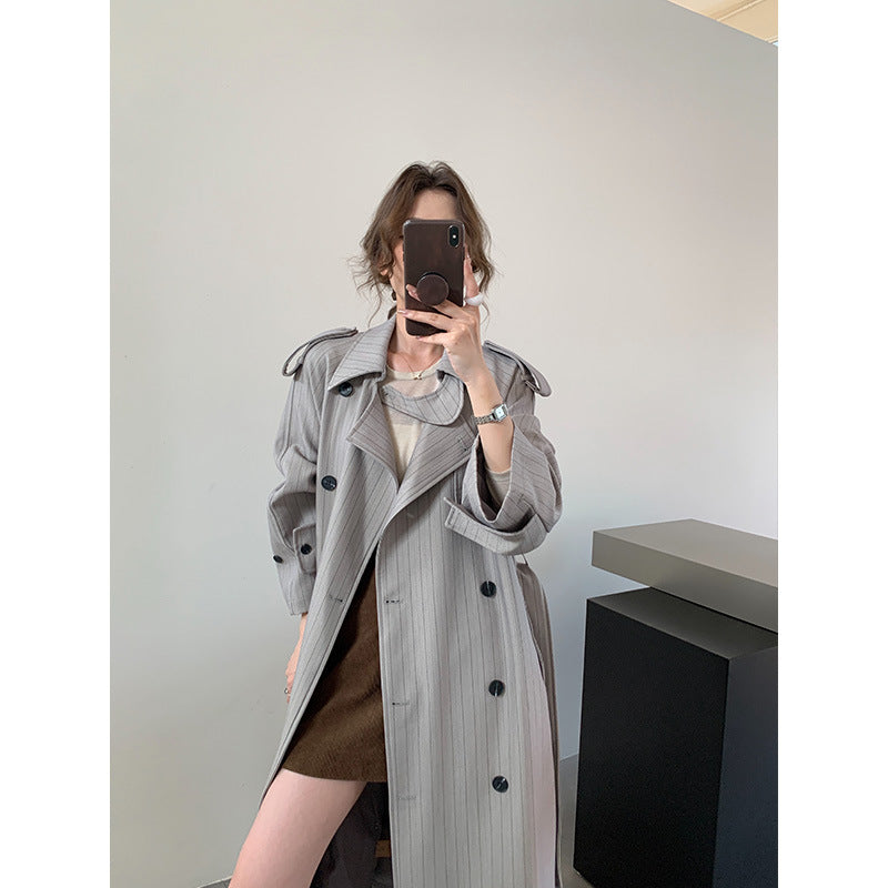 Damen Nadelstreifen-Trench mit kastiger Silhouette, Schulterpatten und verdecktem Bindegürtel Nord Taschen