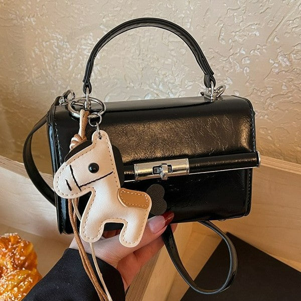 Damen elegante Handtasche im strukturierten Design mit verspieltem Anhänger Nord Taschen