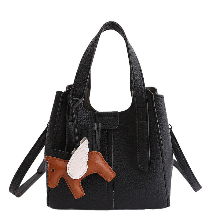 Damen praktische Schultertasche mit verspieltem Anhänger Nord Taschen