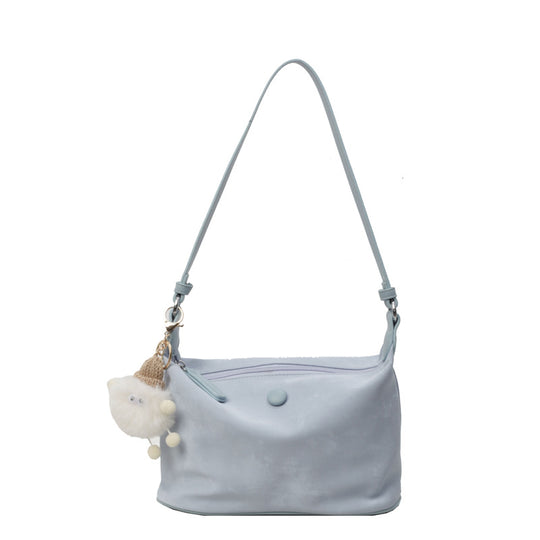 Damen Umhängetasche mit praktischem Reißverschluss und charmantem Anhänger | Nord Taschen
