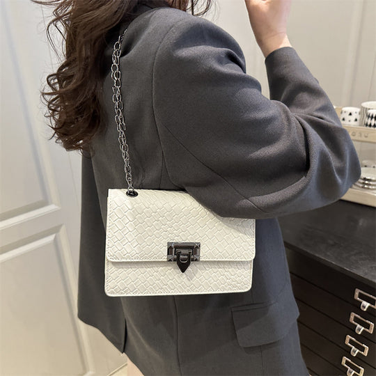 Damen Umhängetasche mit geflochtenem Design und dekorativem Kettenriemen Nord Taschen