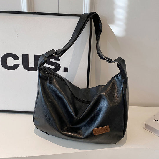 Damen Hobo-Tasche mit charmantem Plüschanhänger und weichem Kunstleder Nord Taschen