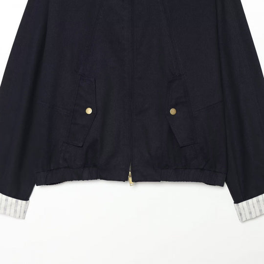 Damen Kurzes Blousonjacke im Clean‑Look mit Stehkragen, goldfarbenen Beschlägen und kontrastierenden Manschetten Nord Taschen