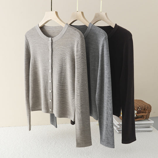 Damen Leichter Feinstrick-Cardigan mit Rundhals, Slim-Passform und dezenter Knopfleiste Nord Taschen