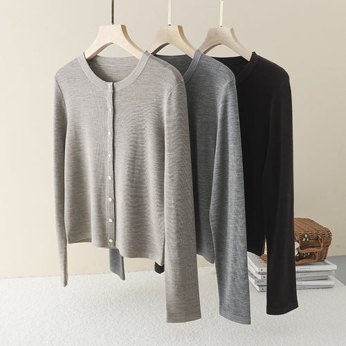 Damen Leichter Feinstrick-Cardigan mit Rundhals, Slim-Passform und dezenter Knopfleiste Nord Taschen