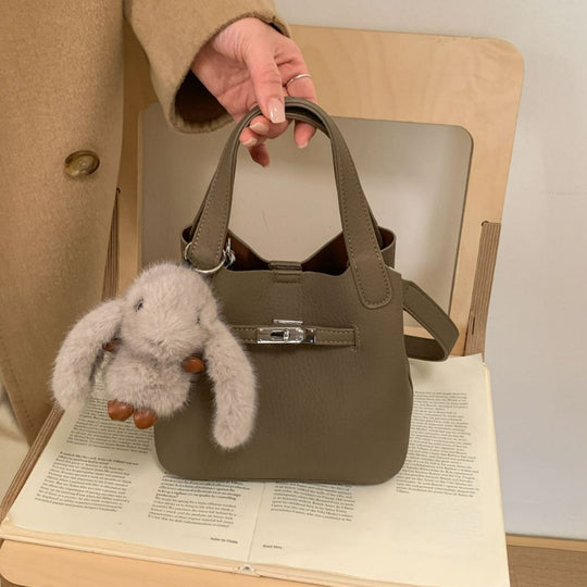 Damen Hobo Tasche aus hochwertigem Kunstleder mit abnehmbarem Plüschanhänger Nord Taschen