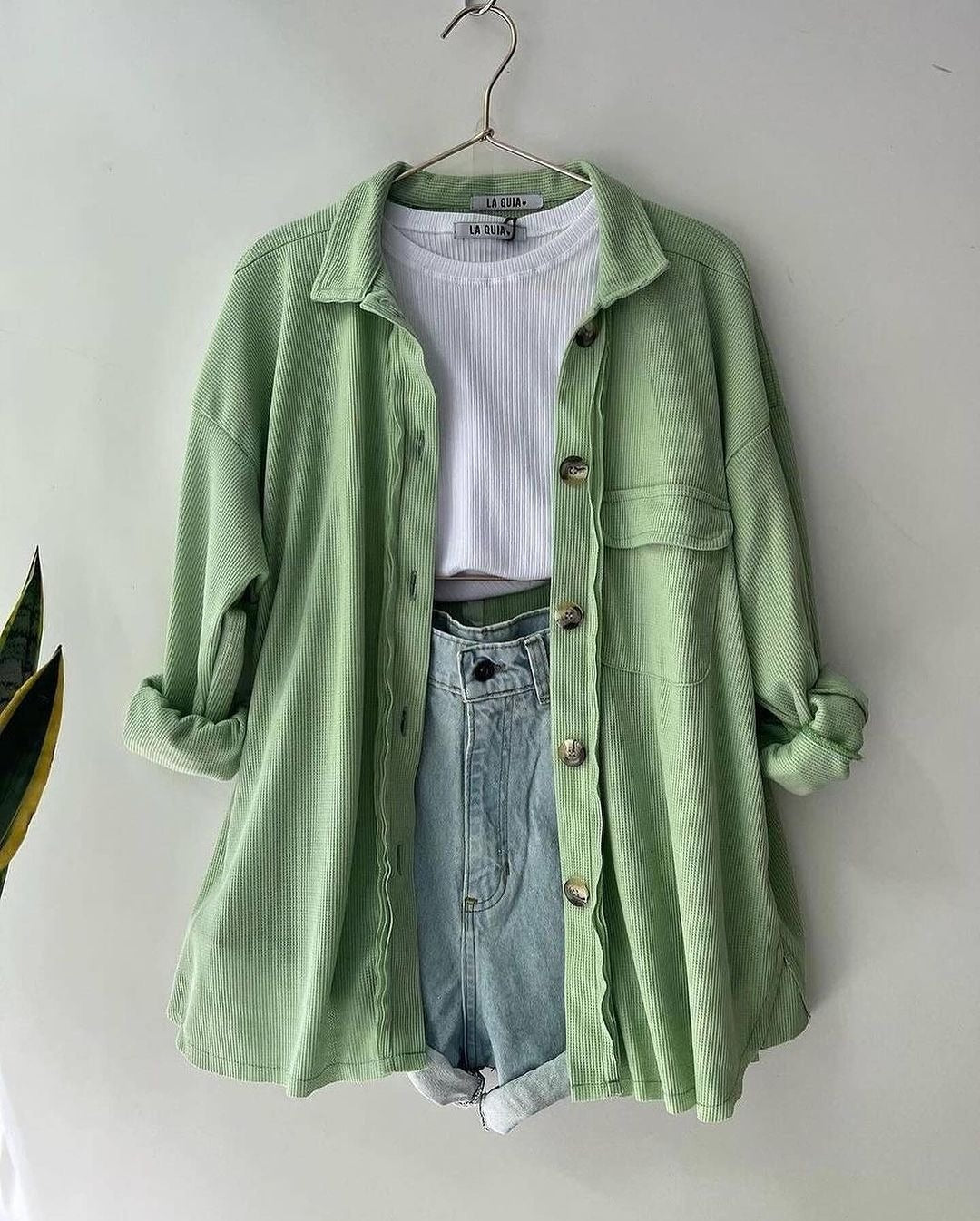 Damen Oversized Cordhemdjacke aus Breitcord mit Brusttasche und Holzknöpfen Nord Taschen