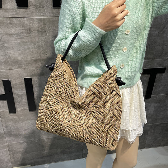 Damen Beuteltasche aus geflochtenem Materialien mit minimalistischen Akzenten Nord Taschen