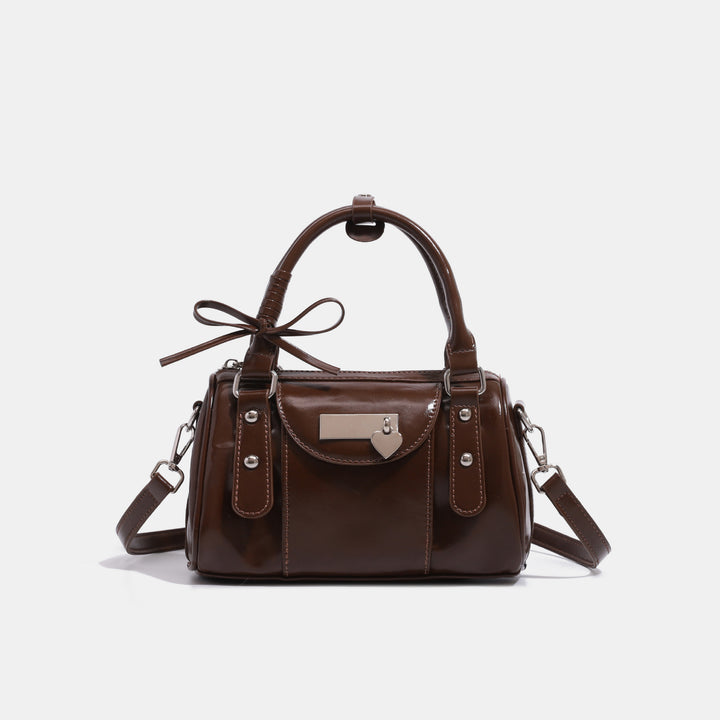 Damen Handtasche im eleganten, glänzenden Stil mit dekorativem Anhänger Nord Taschen