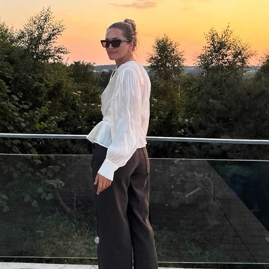 Damen Elegante Wickelbluse mit Bindegürtel und voluminösen Ballonärmeln Nord Taschen