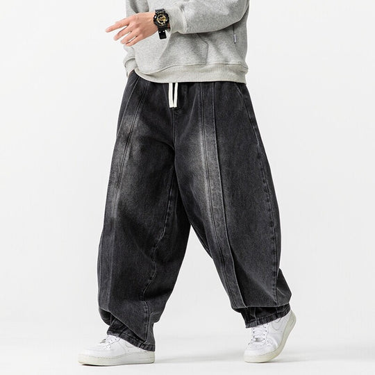 Herren Extraweite Jeanshose im Balloon‑Schnitt mit Tunnelzugbund und Längssteppungen Nord Taschen