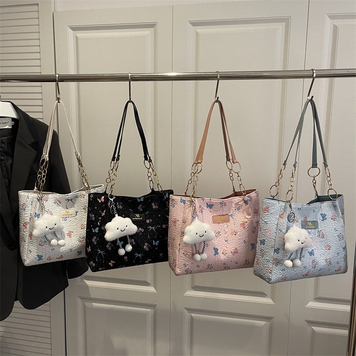 Damen Beuteltasche mit floralem Muster und verspieltem Anhänger Nord Taschen