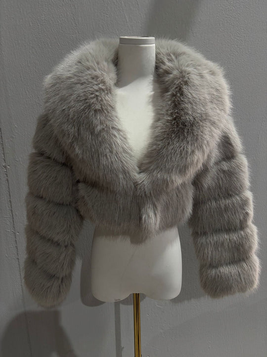 Damen Kurz geschnittene Kunstpelz‑Bolerojacke mit voluminösem Schalkragen Nord Taschen