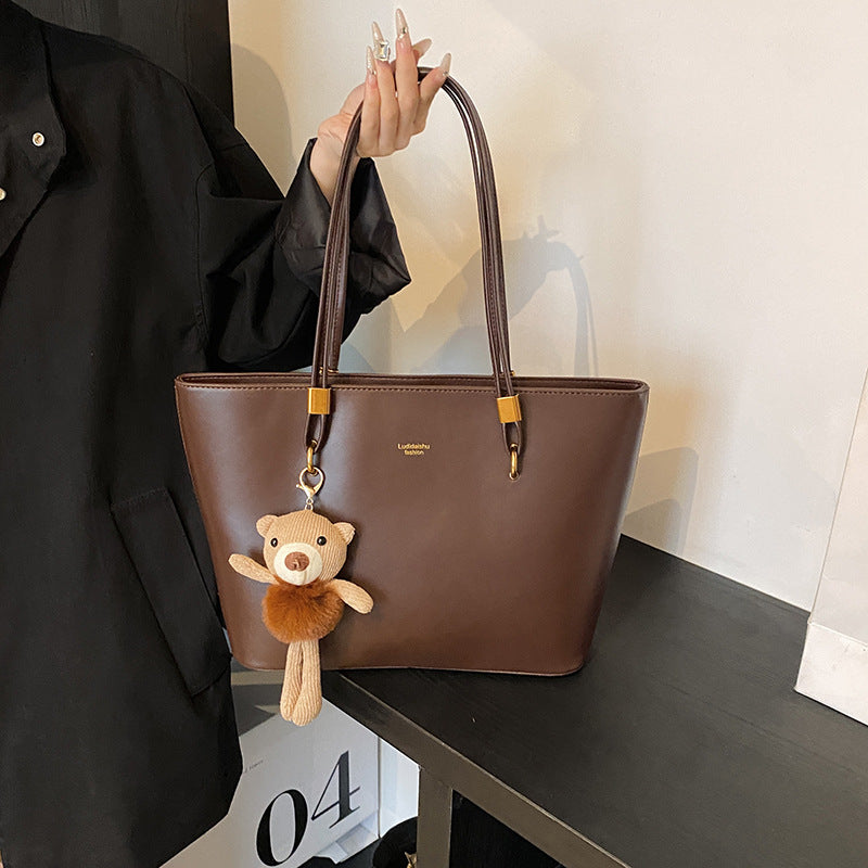Damen Tote-Bag aus hochwertigem Kunstleder mit charmanten Anhänger von | Nord Taschen