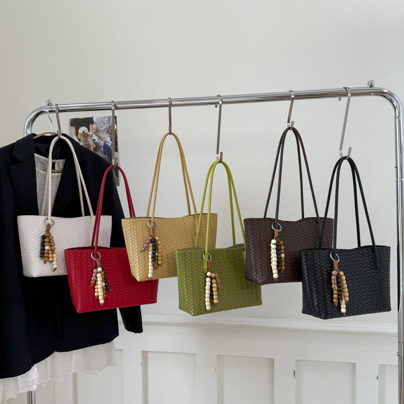 Damen elegante und handgewebte Tasche mit verspieltem Anhänger Nord Taschen