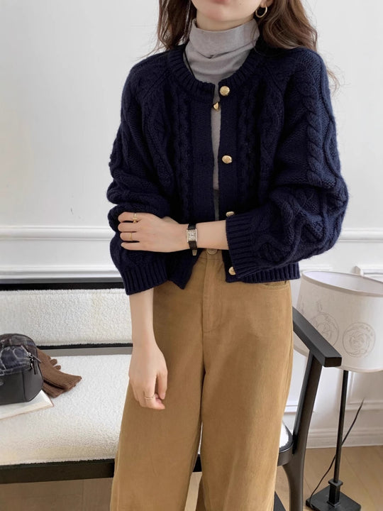 Damen Kurzer Zopfmuster-Cardigan mit goldenen Schmuckknöpfen Nord Taschen
