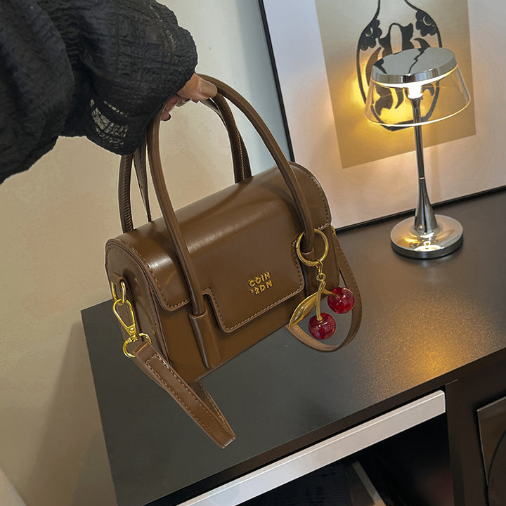 Damen Mini-Handtasche mit eleganter Struktur und charmantem Anhänger Nord Taschen
