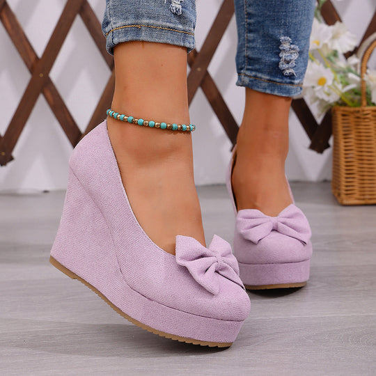 Damen Wedge-Pumps mit zierlichem Riemen und glänzendem Akzent Nord Taschen