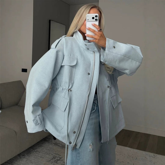 Damen Oversize Utility-Jacke mit Tunnelzugtaillierung, hohem Stehkragen und Pattentaschen Nord Taschen