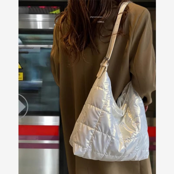 Damen Hobo-Tasche aus weich gepolstertem Material mit modischem Faltendesign Nord Taschen