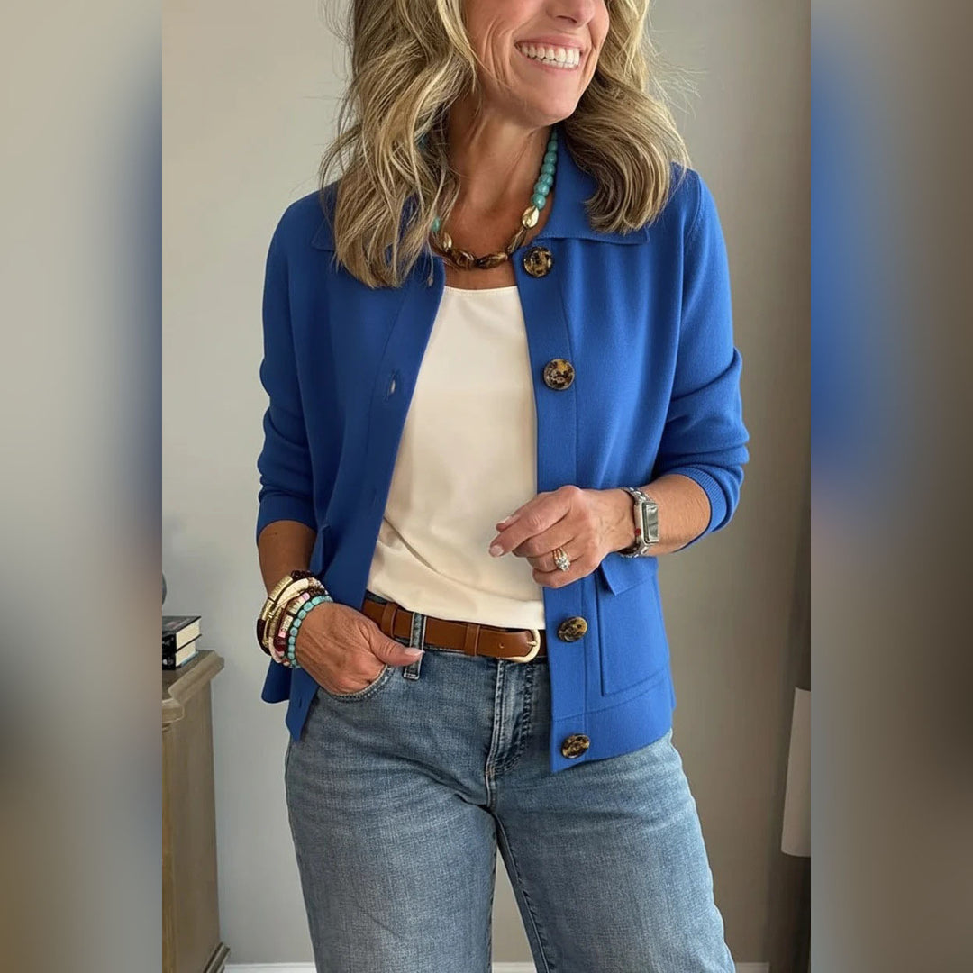 Damen Kurzstrickjacke mit Hemdkragen, aufgesetzten Taschen und Hornknöpfen Nord Taschen