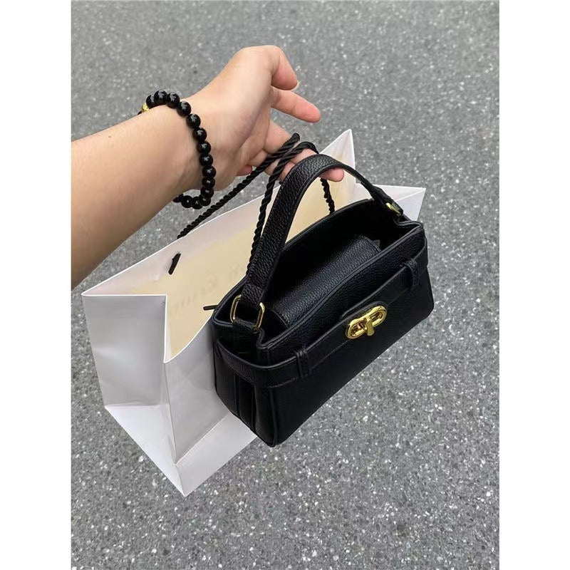 Damen Tragetasche mit eleganter Struktur und luxuriösem Kettenverschluss Nord Taschen