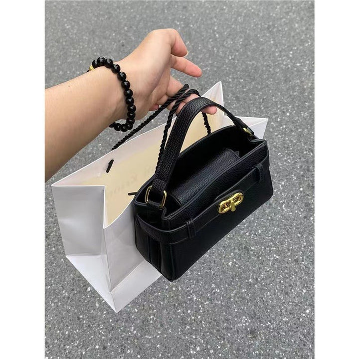 Damen Tragetasche mit eleganter Struktur und luxuriösem Kettenverschluss Nord Taschen