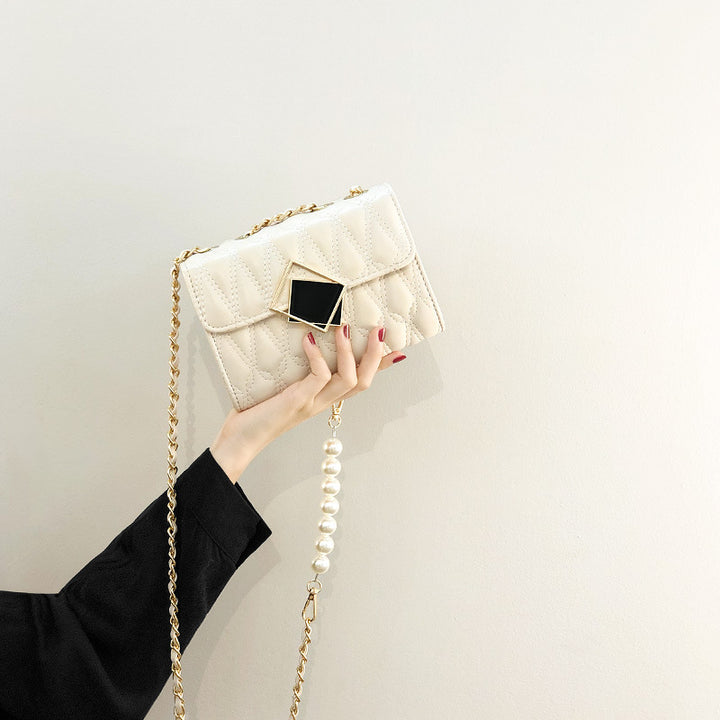 Damen Clutch mit luxuriöser Steppung und edlem Kettenhenkel Nord Taschen
