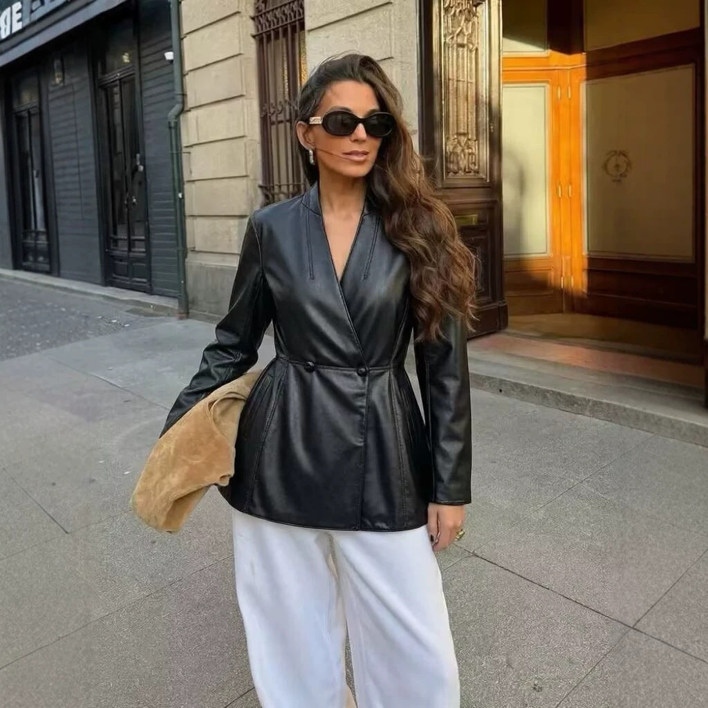 Damen Langer taillierter Blazer‑Mantel aus veganer Lederoptik mit fallendem Schalkragen und Doppelknopf-Leiste Nord Taschen