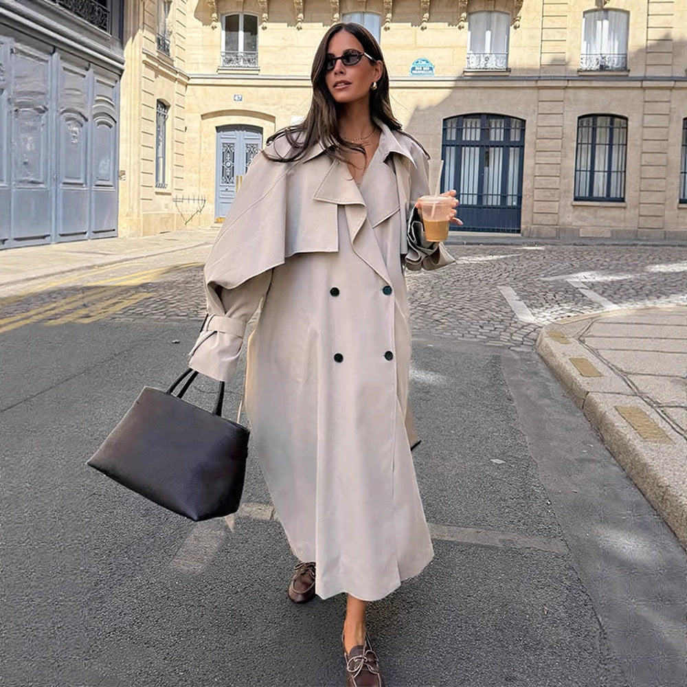 Damen Oversize Trenchcoat aus leichtem Gabardine mit Schulterklappen und Wasserfallkragen Nord Taschen