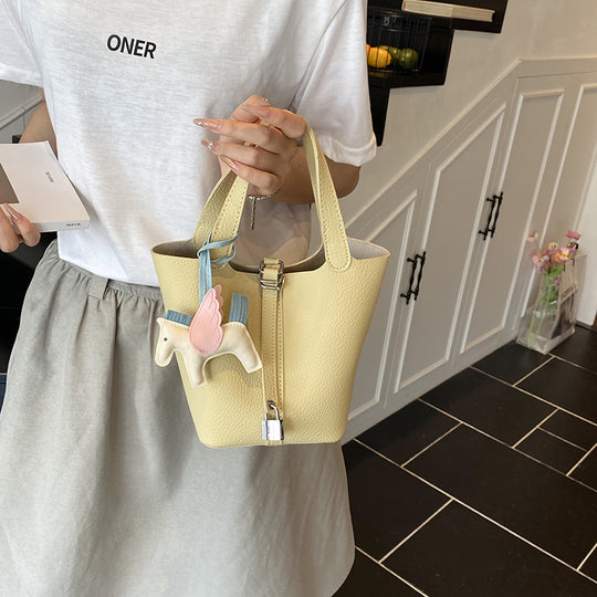 Damen praktische Handtasche mit niedlichem Anhänger Nord Taschen