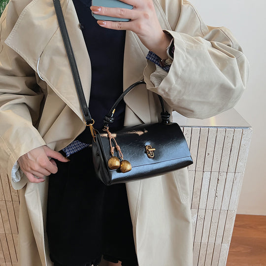 Damen elegante Handtasche mit verspieltem Kettenanhänger Nord Taschen