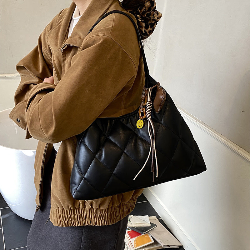 Damen Hobo-Tasche mit eleganter Steppung und charmantem Anhänger Nord Taschen